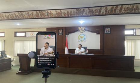 Anggota DPD RI Komite I, Arya Wedakarna saat konferensi pers di Kota Denpasar. 