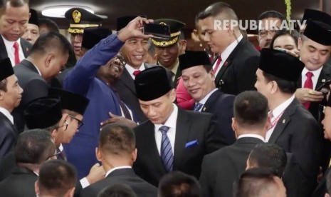 Anggota DPR berswafoto bersama Presiden RI Jokowi setelah pelantikan anggota DPR periode 2019-2024.