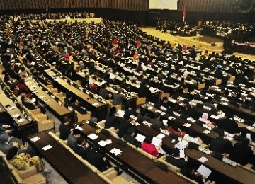 Anggota DPR dan DPD RI mengikuti Sidang Paripurna di Kompleks Parlemen Senayan, Jakarta.