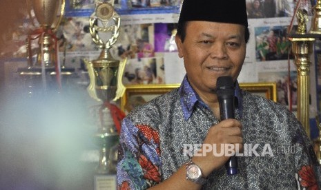 Anggota DPR Dapil Jakarta II M Hidayat Nur Wahid memberi sambutan saat kunjungan ke Bank Sampah Delima, Jalan Masjid Al Makmur, Kelurahan Pejaten Timur, Jakarta, Kamis (3/8).