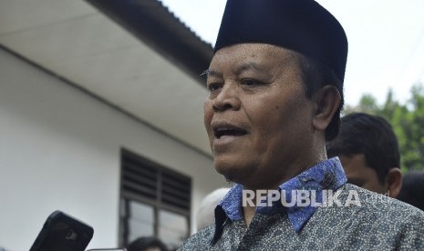 Anggota DPR Dapil Jakarta II M Hidayat Nur Wahid memberikan keterangan kepada wartawan seusai kunjungan ke Bank Sampah Delima, Jalan Masjid Al Makmur, Kelurahan Pejaten Timur, Jakarta, Kamis (3/8).