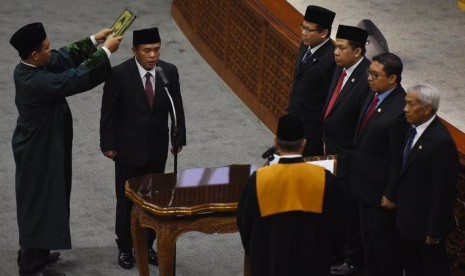 Anggota DPR dari Fraksi Golkar Ade Komarudin (kedua kiri) mengucapkan sumpah jabaran saat acara pelantikan Ketua DPR sisa masa jabatan tahun 2014-2019 disaksikan Wakil Ketua DPR Agus Hermanto (kanan), Fadli Zon (kedua kanan), Fahri Hamzah (ketiga kanan) da