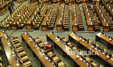 Anggota DPR duduk di antara bangku kosong sat mengikuti Rapat Paripurna ke-11 DPR Masa Persidangan I Tahun Sidang 2019-2020 di Kompleks Parlemen Senayan, Jakarta, Kamis (26/9/2019).