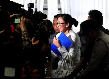 Anggota DPR Fraksi Demokrat, Angelina Sondakh, bersaksi dalam sidang kasus dugaan suap wisma atlet dengan terdakwa Muhammad Nazaruddin di Pengadilan Tindak Pidana Korupsi, Jakarta, Rabu (15/2). 