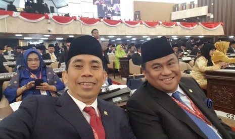 Anggota DPR Fraksi Gerindra Kamrussamad (berdasi merah)