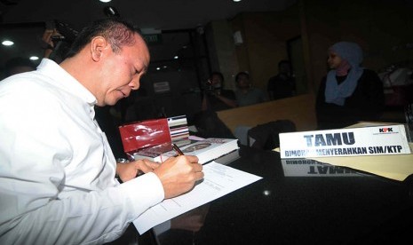 Anggota DPR Fraksi Partai Demokrat Saan Mustofa menunjukkan dua buku otobiografi yang dibawanya ketika mengurus surat izin menjenguk tahanan di Gedung KPK