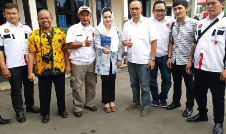 Anggota DPR Fraksi Partai Gerindra, Novita Wijayanti dengan masyarakat Kabupaten Banyumas.