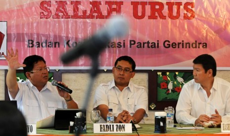 Anggota DPR Fraksi Partai Gerindra Sadar Subagyo (kiri), Wakil Ketua Partai Gerindra Fadli Zon (tengah) dan Dewan Pembina Hasyim Djojohadikusumo (kanan) saat konfrensi pers tentang Postur APBN,Cermin Negara Salah Urus di Jakarta, Selasa(26/7). Akibat Korup