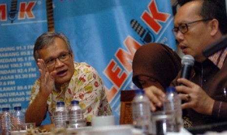 Anggota DPR Fraksi PDI P Aria Bima, bersama Anggota DPR Fraksi Partai Demokrat menjelaskan pemaparan mengenai kisruh RUU Pilkada saat diskusi polemik yang bertemakan 