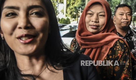 Anggota DPR fraksi PDI Perjuangan Rieke Diah Pitaloka (kiri) mendampingi Baiq Nuril.