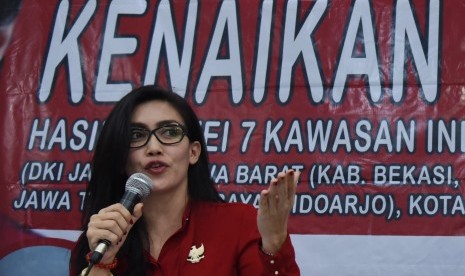 Anggota DPR fraksi PDI Perjuangan Rieke Diah Pitaloka menyampaikan hasil survei kebutuhan hidup layak (KHL) buruh saat konferensi pers tentang kenaikan upah di Kompleks Parlemen Senayan, Jakarta, Selasa (22/9). 