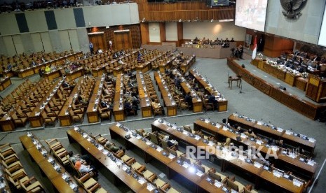 Anggota DPR mengikuti Sidang Paripurna di Komplek Parlemen Senayan, Jakarta, Rabu (30/11). 