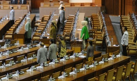  Anggota DPR mengikuti sidang Paripurna di Kompleks Parlemen Senayan, Jakarta, Selasa (15/12).  (Republika/Tahta Aidilla)