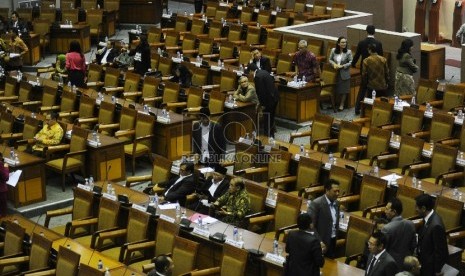 Anggota DPR mengikuti sidang Paripurna di Kompleks Parlemen Senayan, Jakarta, Selasa (15/12).  (Republika/Tahta Aidilla)