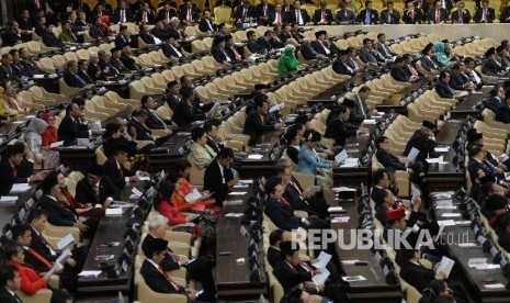  Anggota DPR mengikuti Sidang Paripurna DPR Tahun 2017 di Kompleks Parlemen, Senayan, Jakarta, Rabu (16/8).