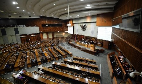 Anggota DPR mengikuti sidang paripurna ke-34 di Ruang Paripurna II, Kompleks Parlemen, Jakarta, Kamis (25/6). (Republika/Raisan Al Farisi)