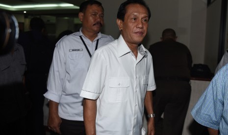 Anggota DPR nonaktif Adriansyah (kanan) berjalan meninggalkan ruangan seusai menjalani sidang tuntutan di Pengadilan Tipikor, Jakarta, Senin (2/11). 