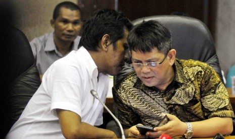 Anggota DPR Partai Nasdem Teuku Taufiqulhadi (kanan).