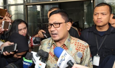 Anggota DPR periode 2009-2014, Abdul Malik Haramain menjawab pertanyaan wartawan usai menjalani pemeriksaan di Gedung KPK, Jakarta, Senin (9/7).