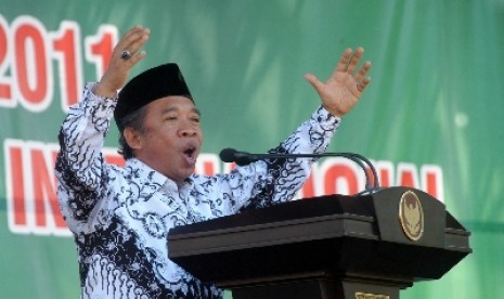  Anggota DPR periode 2009-2014 dari Komisi X, Nurul Qomar di acara Hari Guru Nasional 2011 di Pamekasan, Madura, Sabtu (26/11).