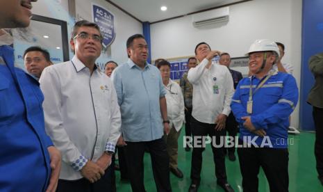 Anggota DPR Rachmat Gobel bersama Menaker Yassierli di acara Temu Mitra Industri Bersama Menteri Ketenagakerjaan, Selasa, 12 November 2024.