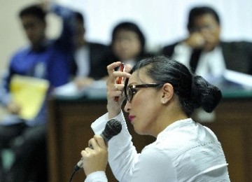 Anggota DPR RI, Angelina Sondakh, memberikan kesaksian dalam sidang lanjutan kasus dugaan suap proyek Wisma Atlet dengan terdakwa Muhammad Nazaruddin di Pengadilan Tindak Pidana Korupsi, Jakarta, Rabu (15/2). 