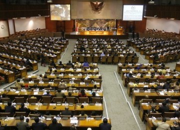 Anggota DPR RI dalam sebuah rapat paripurna di Gedung DPR/MPR, Senayan, Jakarta.