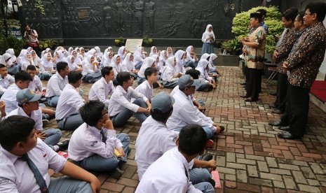  Anggota DPR RI Dapil 2 DKI Jakarta Hidayat Nurwahid, mengajak siswa-siswi SMAIT Said Naum, Tanah Abang, mengunjungi Museum Sumpah Pemuda, Jakarta, Selasa (7/11).