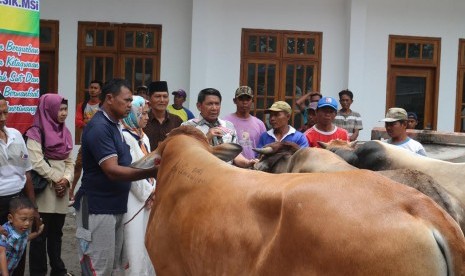  Anggota DPR RI dari dapil Jatim VIII Sareh Wiyono membagikan daging kurban di Nganjuk.