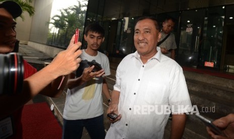  Anggota DPR RI dari fraksi Partai Golkar Markus Nari (kanan) dimintai keterangan oleh awak media seusai menjalani pemeriksaan di Gedung Komisi Pemberantasan Korupsi (KPK), Jakarta, Rabu (7/12). 