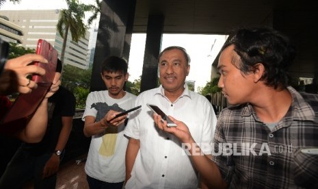  Anggota DPR RI dari fraksi Partai Golkar Markus Nari (tengah) dimintai keterangan oleh awak media seusai menjalani pemeriksaan di Gedung Komisi Pemberantasan Korupsi (KPK), Jakarta, Rabu (7/12).