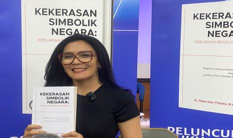 Anggota DPR RI dari Fraksi PDI-Perjuangan, Rieke Diah Pitaloka meluncurkan buku hasil desertasi di Dapertemen Ilmu Komunikasi FISIP UI dengan judul 