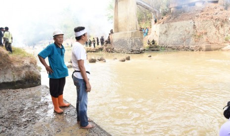 Anggota DPR RI Dedi Mulyadi, mengajak puluhan ribu warga untuk turun bebersih Daerah Aliran Sungai (DAS) Cilamaya. Bebersih itu dimulai dari hulu hingga hilir melalui gerakan Cilamaya Herang. Senin (28/10).