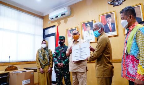 Anggota DPR RI fraksi Partai Golkar utusan daerah pemilihan Sumatera Selatan (Sumsel), H Alex Noerdin, kembali menyalurkan bantuan berupa dua unit alat kesehatan berupa mesin ventilator ke RSUD  Kayu Agung Kabupaten Ogan Komering Ilir (OKI) dan RS AK Gani Palembang.