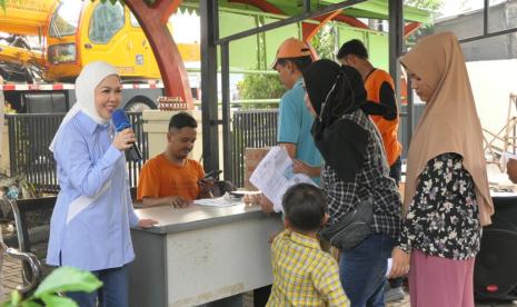 Anggota DPR RI Intan Fauzi saat penyerahan bantuan paket makanan pencegah stunting di Depok.