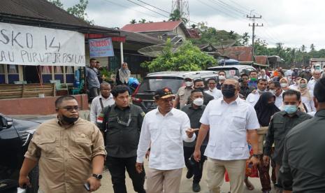 Anggota DPR RI komisi VI, Andre Rosiade, di Nagari Kajai, Kabupaten Pasaman Barat, saat mengantarkan bantuan Rp 1,4 miliar dari BUMN, Sabtu (5/3) I10 Badan Usaha Milik Negara (BUMN) di bawah Kementerian BUMN mengirimkan bantuan senilai Rp 1,4 miliar bagi korban gempa bumi di Pasaman dan Pasaman Barat. Bantuan ini, diantarkan oleh anggota DPR RI Komisi VI, Andre Rosiade, Sabtu (5/3).