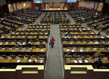 Anggota DPR RI mengikuti rapat paripurna dengan agenda pengambilan keputusan atas pertangggungjawaban APBN 2010, di Kompleks Parlemen Senayan Jakarta, Selasa (23/8). 