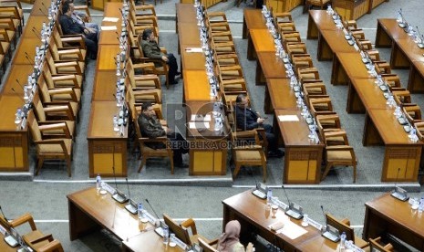 Anggota DPR RI mengikuti rapat paripurna lanjutan di masa sidang ketiga tahun 2014-2015 di Komplek Parlemen Senayan, Jakarta, Selasa (14/4). (Republika/ Wihdan)