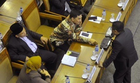   Anggota DPR RI mengikuti Rapat Paripurna masa sidang II tahun 2014-2015 di Kompleks Parlemen Senayan, Jakarta, Senin (12/1). (Antara/Yudhi Mahatma)