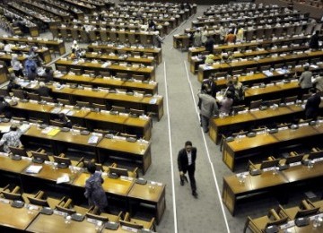 Anggota DPR RI mengikuti Sidang Paripurna di Kompleks Parlemen Senayan, Jakarta.