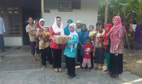 Anggota DPR RI Novita Wijaya menyerahkan bantuan untuk peningkatan gizi masyarakat di Dapil Jawa Tengah VIII.