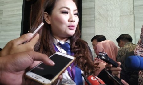 Anggota DPR RI termuda dari Fraksi Nasdem Hillary Brigitta Lasut (23 tahun) saat diwawancarai media di sela-sela kegiatan pembukaan Orientasi dan Pemantapan Nilai-nilai Kebangsaan Anggota DPR dan DPD RI Terpilih Periode 2019-2024 di Hotel Bidakara, Jakarta, Senin (26/8). 