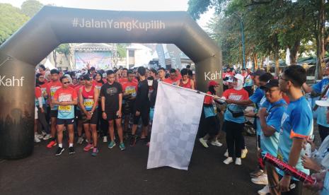 Anggota DPR RI terpilih Atalia Praratya (memegang bendera putih) saat membuka even lari Notarius Run di Unpad di Jalan Dipatiukur, Kota Bandung, Ahad (11/8/2024)