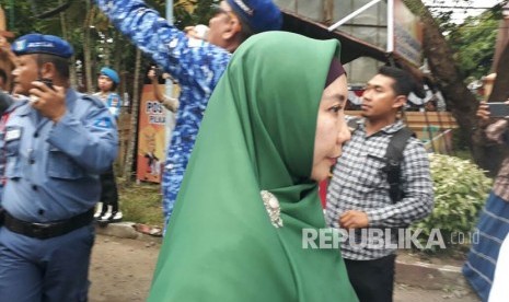 Anggota DPR RI Zulkieflimansyah dan Rektor Universitas Hamzanwadi Siti Rohmi Djalilah mendaftar ke Kantor Komisi Pemilihan  Umum (KPU) NTB pada Rabu (10/1).