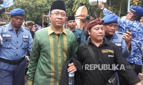 Anggota DPR RI Zulkieflimansyah dan Rektor Universitas Hamzanwadi Siti Rohmi Djalilah mendaftar ke Kantor Komisi Pemilihan  Umum (KPU) NTB pada Rabu (10/1).