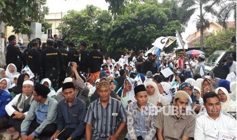 Ribuan massa pendukung Zulkieflimansyah dan Sitti Rohmi Djalilah berhizib dengan melantunkan berbagai shalawat kepada Nabi Muhammad SAW saat menunggu proses verifikasi berkas pendaftaran di depan Kantor KPU NTB, Jalan Langko, Mataram, NTB, Rabu (10/1).