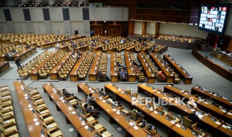 Anggota DPR saat mengikuti Sidang Paripurna DPR di Komplek DPR, Jakarta, Selasa (21/9).