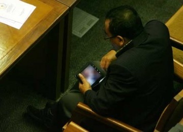 Anggota DPR saat sidang paripurna, Jumat, menonton film porno. Aksinya kebetulan diperhatikan oleh wartawan foto dari balkon.