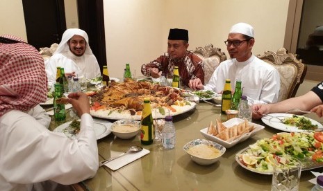 Anggota DPR Tamsil Linrung (baju batik)  saat bersilaturahim dan jamuan makan malam dengan ulama senior Arab Saudi, Syech Dr Ibrahim Husein.