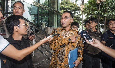 Anggota DPR Teguh Juwarno (tengah) memberikan keterangan pers seusai diperiksa penyidik KPK di Jakarta, Rabu (14/12). 